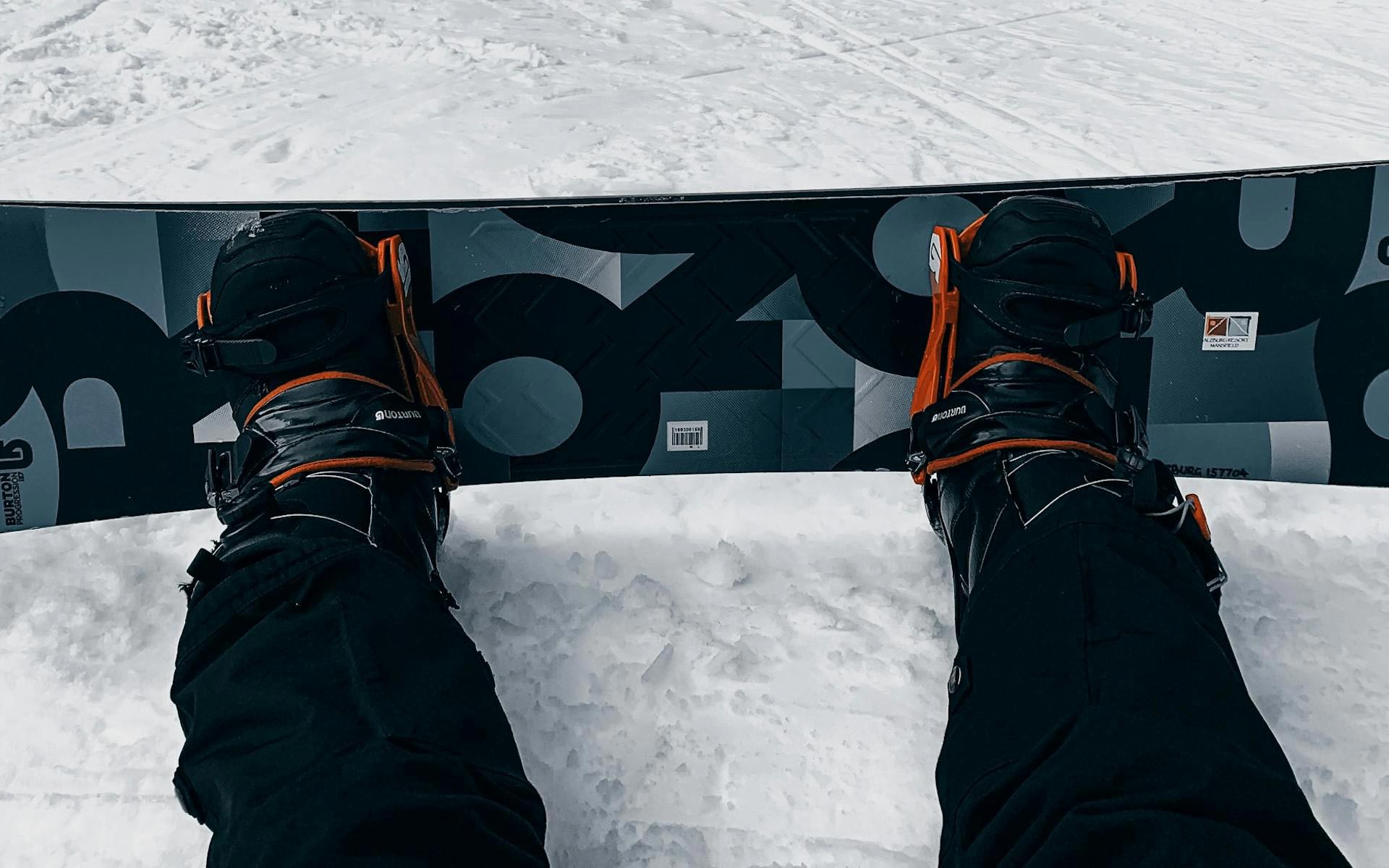 Des fixations de snowboard sur la neige