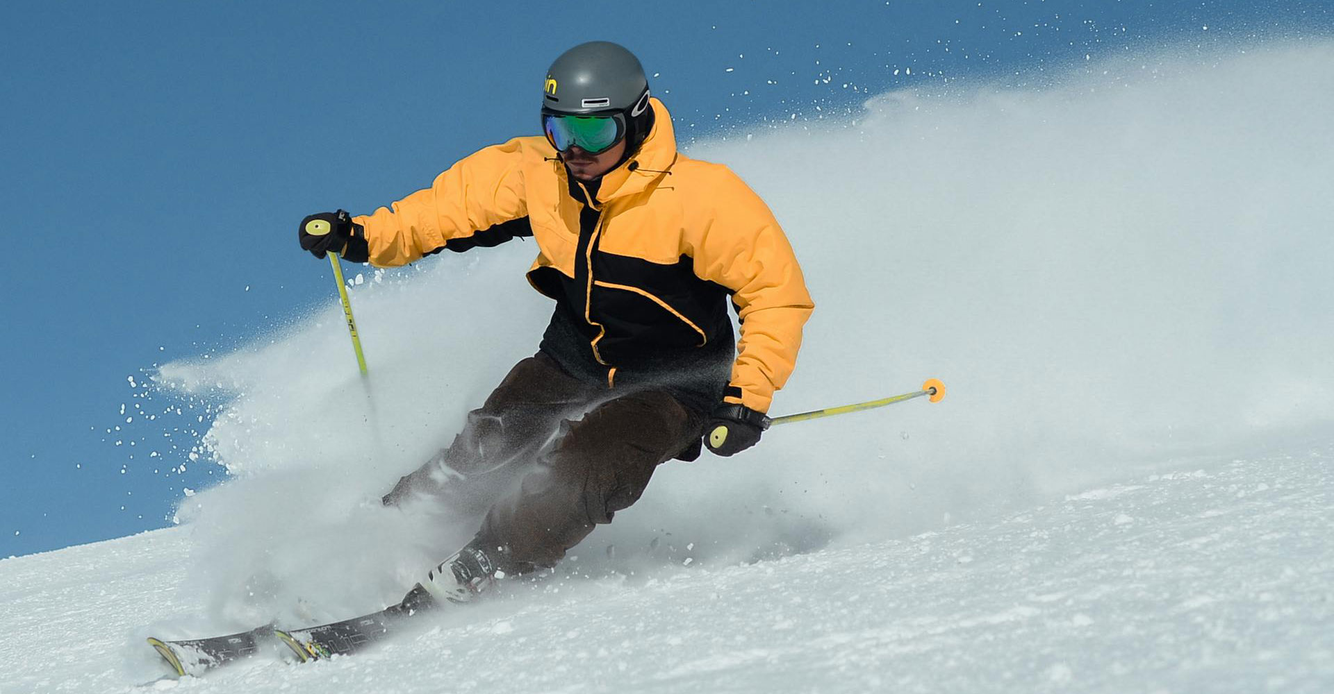 un skieur bien préparé qui est en train de skier