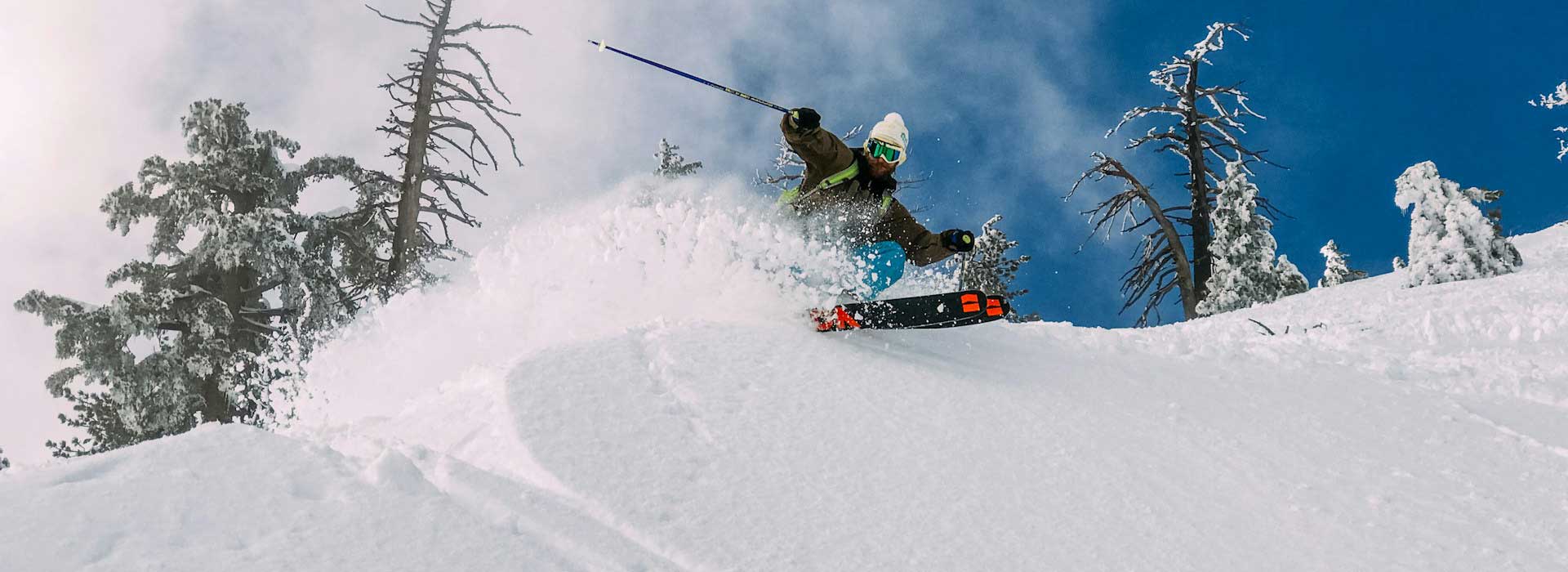 Un skieur qui glisse dans la poudreuse