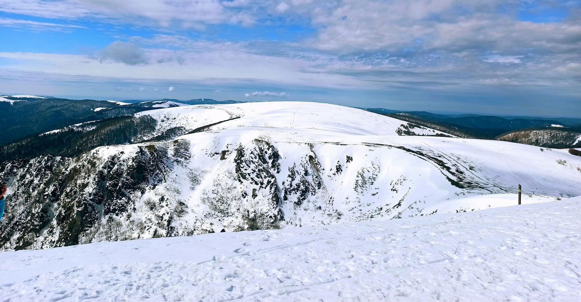 une piste de ski au printemps