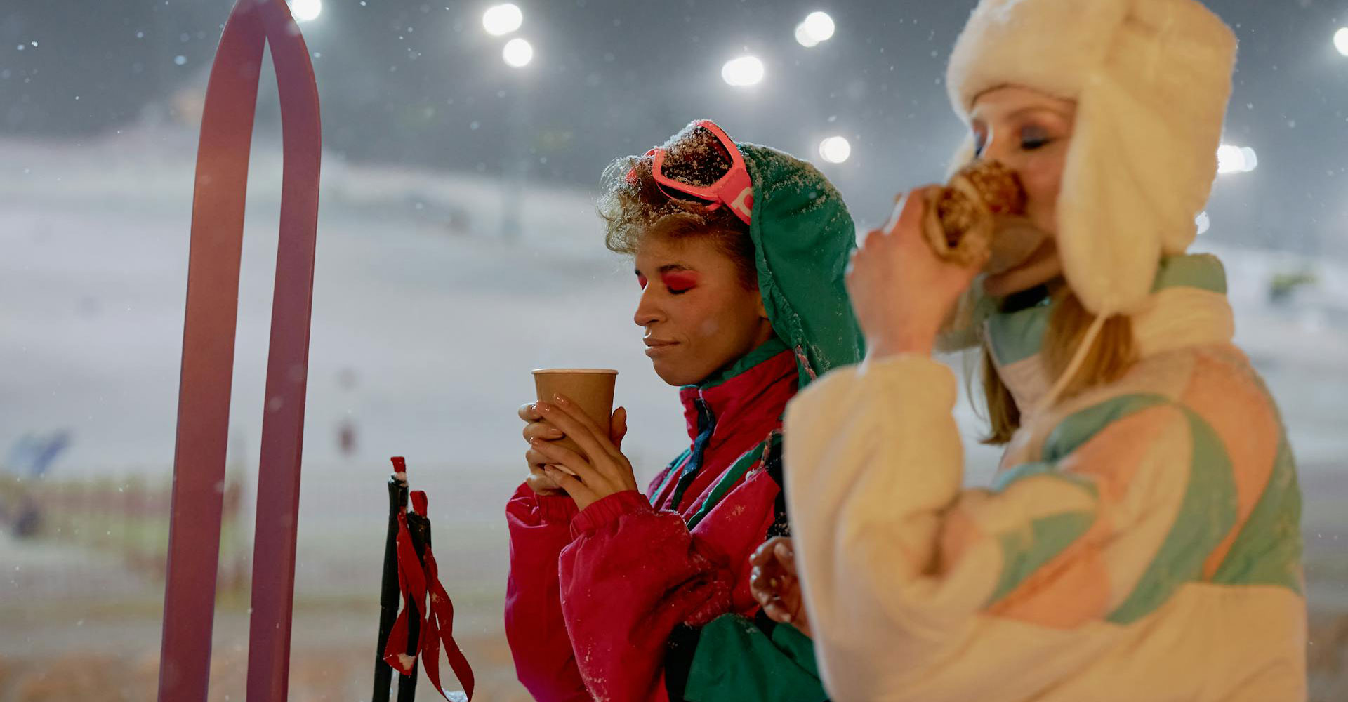 deux femmes avec de vêtements d'après ski pour ne pas avoir froid